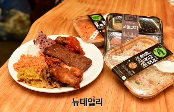▲ 세븐일레븐에서 출시한 내맘대로 도시락을 접시에 올린 모습. ⓒ정상윤 기자