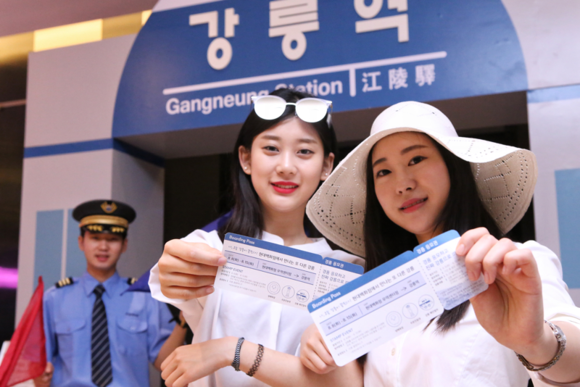 ▲ 현대백화점 무역센터점 10층 문화홀에서 고객들이 체험전을 즐기고 있다. ⓒ현대백화점