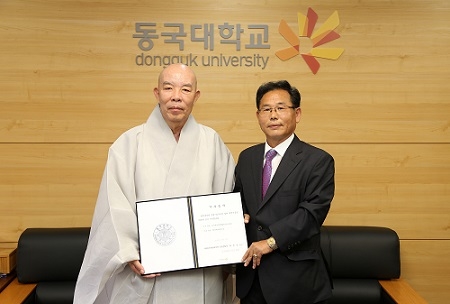 ▲ 7일 서울 중구 동국대학교에서 진행된 '발전기금 전달식'에서 동국대 한태식 총장(왼쪽), 최광일 행정대학원 총동문회장이 기념사진을 촬영하고 있다. ⓒ동국대