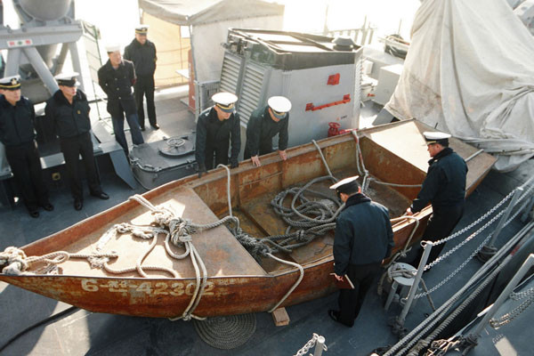 ▲ 한국 해군이 동해에서 회수한 北전마선을 살펴보고 있다. ⓒ연합뉴스. 무단전재 및 재배포 금지.