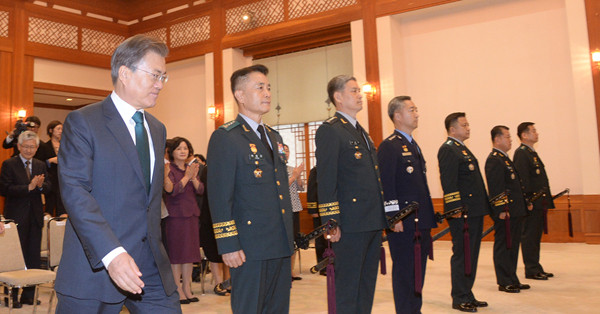 ▲ 문재인 대통령이 9일 군 인사를 단행하는 모습. ⓒ뉴시스 DB