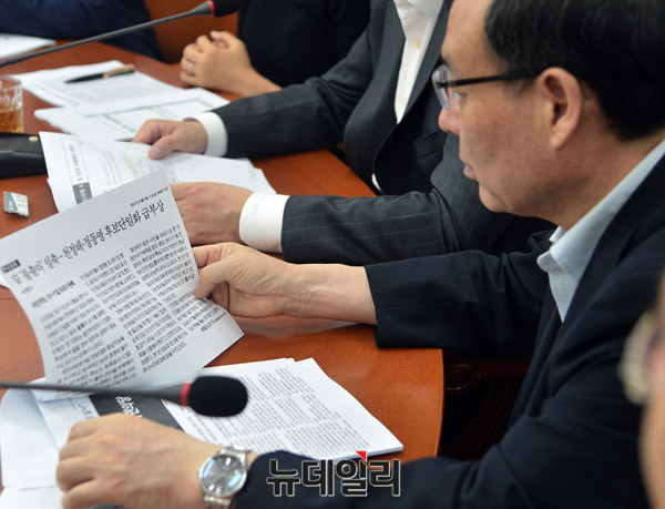 ▲ 9일 오전 국회에서 열린 국민의당 비상대책위원회의 석상에서 한 참석자가 스크랩된 당의 내홍 관련 보도를 읽고 있다. ⓒ뉴데일리 공준표 기자