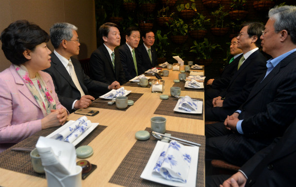 ▲ 국민의당 장병완·조배숙·황주홍 등 호남 중진의원들은 연일 회동하며 안철수 전 대표의 전당대회 출마에 대응 방안을 모색하고 있다. 사진은 지난 4월 안철수 전 대표와 회동하고 있는 호남 중진의원들의 모습. ⓒ뉴시스 사진DB