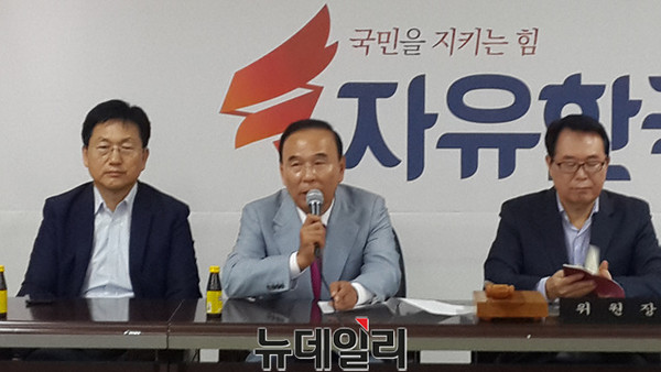 ▲ 신임 박덕흠 자유한국당 충북도당위원장이 9일 당사에서 수락인사를 하고 있다.ⓒ김종혁 기자