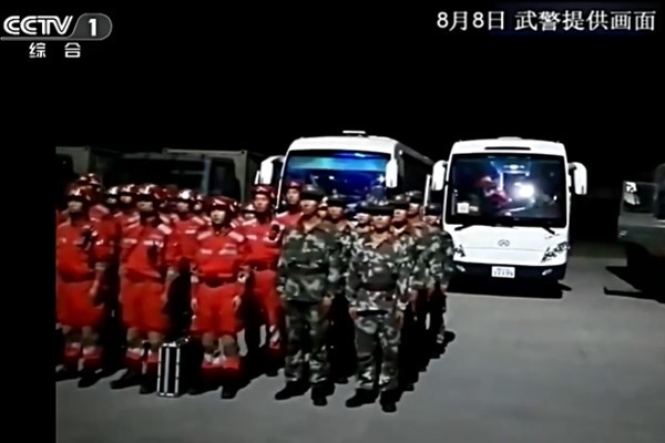 ▲ 사진은 지진 현장에 투입되는 구조대원들의 모습.ⓒ中'CCTV' 보도영상 화면캡쳐