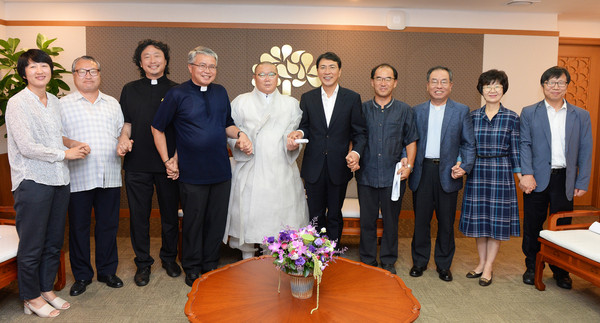 ▲ 9일 안희정 지사가 충남지역 종교계 인사들과 면담을 갖고 ‘지역사회 종교인 의견서’를 전달 받았다.ⓒ충남도