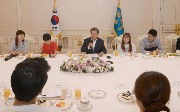 ▲ 문재인 대통령이 9일 서울 성모병원에서 건강보험부담 완화를 골자로하는 건강보험 보장 강화정책을 발표했다. ⓒ뉴시스 DB