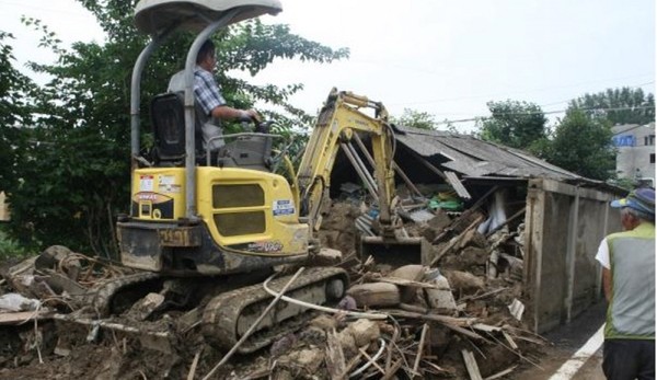 ▲ 충북 청주시의 한 주택이 폭우 피해를 입고 반파돼 철거 작업을 하고 있다.ⓒ독자제보