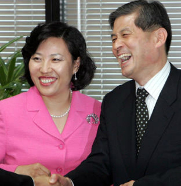 ▲ 박기영 과학기술정보통신부 과학기술혁신본부장이 지난 2005년 청와대 정보과학기술보좌관 시절 당시 과학기술자문회의에서 만난 황우석 전 교수 곁에 바짝 붙어 파안대소하고 있다. ⓒ연합뉴스 사진DB