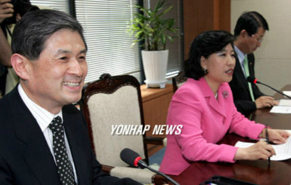 ▲ 박기영 과학기술정보통신부 과학기술혁신본부장이 지난 2005년 청와대 정보과학기술보좌관 시절 당시 과학기술자문회의에서 황우석 전 교수 지원 방안과 관련해 발언하고 있다. 박기영 본부장은 황우석 전 교수의 논문에 기여한 것 없이 공동저자로 이름을 올리고, 그로부터 연구비 2억5000만 원을 수수하기도 했다. ⓒ연합뉴스 사진DB