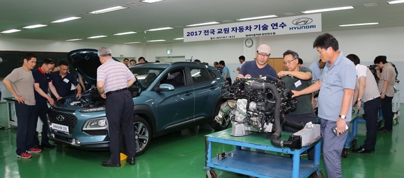 ▲ 최근 출시된 소형 SUV 코나에 탑재된 엔진과 주행안전기술 및 편의장치 등 신기술을 교육받고 있는 연수 참가자들의 모습.ⓒ현대자동차그룹