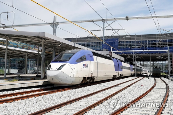 ▲ KTX가 지난 3일 원주~강릉 복선철도 구간에 처음 투입돼 시험운행을 시작했다. 사진은 중앙선 만종역에 서 있는 KTX 열차 모습. ⓒ연합뉴스