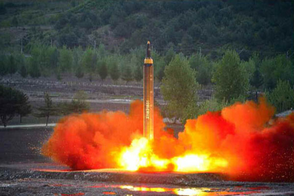 북한이 이번에는 괌 포위공격에 대한 구체적인 방법과 시한을 공개했다. 사진은 북한이 지난 5월 14일 '화성-12형'을 발사하는 모습. ⓒ北선전매체 화면캡쳐.