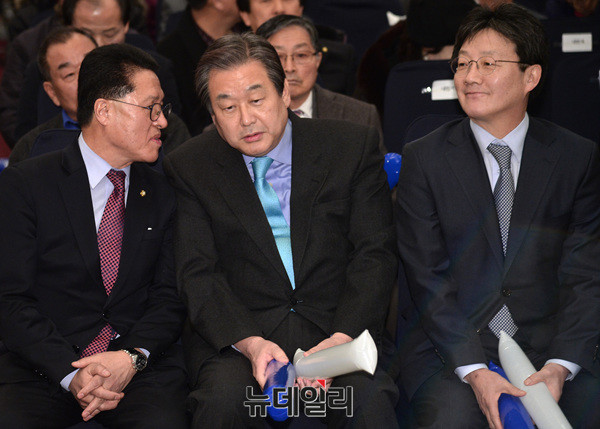 ▲ 바른정당 김무성 의원은 9일 유승민 의원의 해명 요구에 대해 국민의당 박지원 전 대표에게 그런 말을 한 적은 없지만, 대선 기간 중 박지원 전 대표, 주호영 원내대표와 셋이 함께 만나 후보단일화 노력을 한 것은 사실이라고 밝혔다. ⓒ뉴데일리 공준표 기자