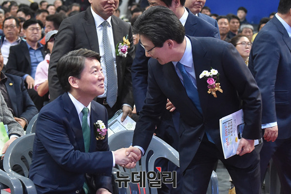 ▲ 국민의당 안철수 전 대표와 가까운 인사들로부터 바른정당과의 연대 이야기가 나오고, 바른정당에서도 이에 호응하려는 움직임이 있는 가운데, 바른정당 유승민 의원이 통합론 활성화 분위기에 제동을 걸었다는 분석이 나온다. ⓒ뉴데일리 이종현 기자