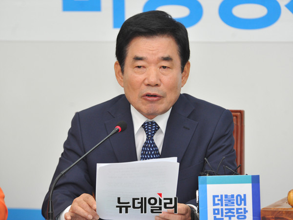 ▲ 더불어민주당 김진표 의원이 지난 9일 종교인 과세 유예 법안을 발의했다. ⓒ뉴데일리 이종현 기자