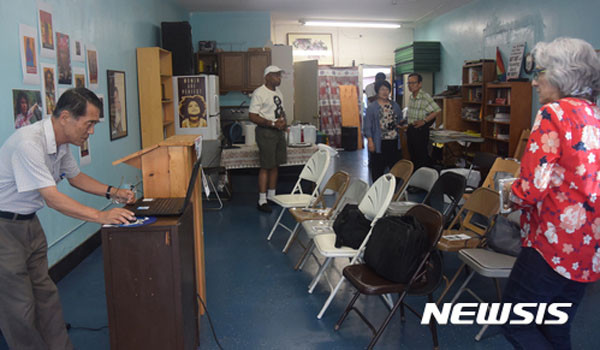 ▲ 지난 7월 15일 美LA에서 '방북 보고회'를 준비 중인 노길남 민족통신 대표(왼쪽). 노길남 대표는 미국 국적자이며 북한을 자주 방문하는 것으로 알려져 있다.(사진과 본문 내용은 직접적 연관이 없습니다) ⓒ뉴시스. 무단전재 및 재배포 금지.