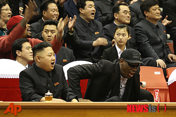 ▲ 2013년 3월 북한을 방문, 김정은과 함께 농구 관람을 하는 美농구선수 데니스 로드맨. 그와 김정은을 연결시킨 사람이 70대 재미교포 여성이라는 주장이 나왔다. ⓒ뉴시스. 무단전재 및 재배포 금지.