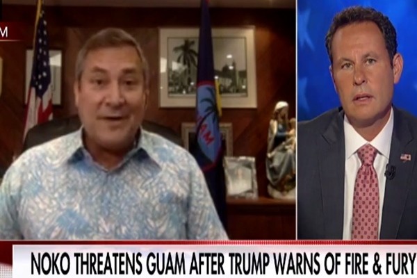 ▲ 美'폭스뉴스'와 인터뷰를 진행하고 있는 에디 칼보(왼쪽) 괌 주지사.ⓒ美'폭스뉴스' 보도영상 화면캡쳐