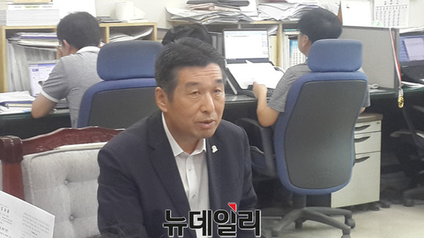 ▲ 충북도 허정회 교통물류과장이 10일 도청 기자실에서 ‘천안~청주공항 복선전철’ 사업에 대해 설명하고 있다.ⓒ김종혁 기자