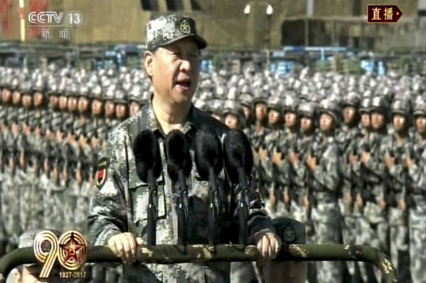 군복 입고 사열하는 시진핑 중국주석.ⓒ연합뉴스
