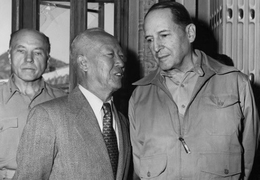 ▲ 이승만 대통령과 맥아더 장군의 밀담.(자료사진)