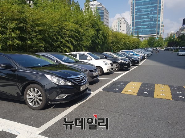 ▲ 사진은 대전시청 주차장에 주차된 차량들.ⓒ김정원 기자