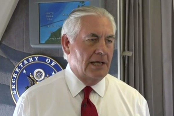 ▲ 렉스 틸러슨 美국무부 장관이 아세안(ASEAN) 관련 회의를 마치고 오른 귀국길에서 언론과 인터뷰를 진행하고 있다.ⓒ美국무부 홈페이지 게재 영상 화면캡쳐