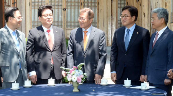 ▲ 문재인 대통령이 지난 5월 19일 청와대로 여야 원내대표들을 초청한 모습. 문재인 대통령은 이날 이 자리에서 여야정협의체 구성을 제안했다. ⓒ뉴시스 사진DB