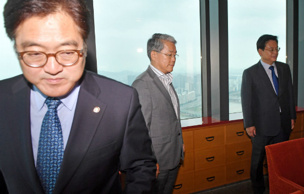 ▲ 더불어민주당 우원식 원내대표(사진 왼쪽)는 정의당의 여야정협의체 참여를 고집하고 있지만, 자유한국당 정우택 원내대표(오른쪽)는 물론 국민의당 김동철 원내대표(가운데)도 이에는 반대 입장이다. ⓒ뉴시스 사진DB