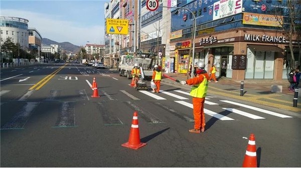 ▲ 대구시가 노면표시 개선사업을 추석전에 완료한다. 사진은 노면표시 개선 모습.ⓒ대구시