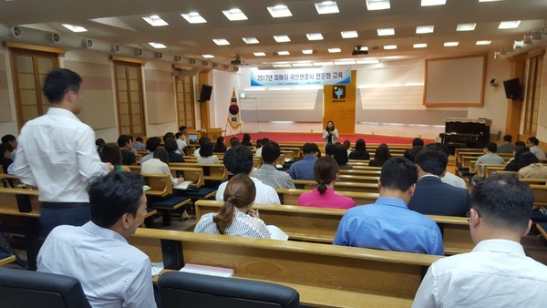 ▲ 10일 서울 동부스마일센터에서 열린 2017년 피해자 국선변호사 전문화 교육에서 교육생이 질문을 하고 있는 모습.ⓒ대한법률구조공단