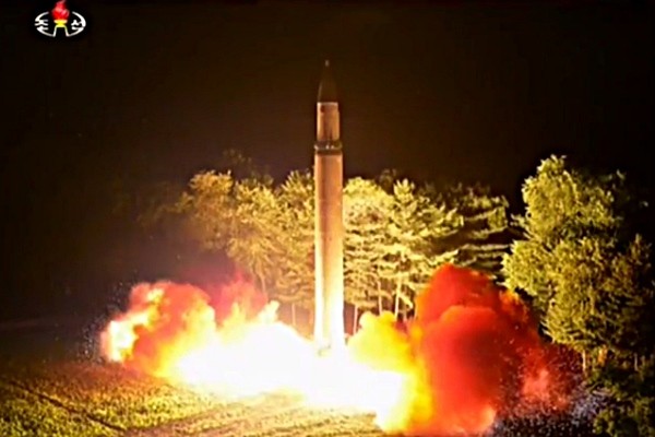 북한이 자신들의 대륙간 탄도미사일(ICBM) '화성-14형'을 중거리 탄도미사일(IRBM)으로 평가한 러시아를 겨냥해 맹비난했다. 사진은 북한의 '화성-14형' 2차 시험발사 모습.ⓒ北선전매체 보도영상 화면캡쳐