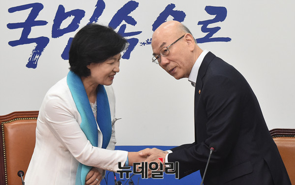 ▲ 11일 국회 더불어민주당을 예방해 추미애 대표와 악수를 나누고 있는 이효성 방송통신위원장.ⓒ뉴데일리 이종현 기자