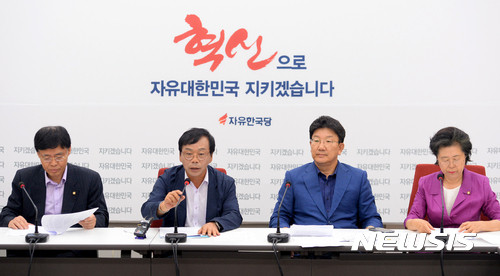 ▲ 11일 오후 서울 여의도 국회 자유한국당 대표 회의실에서 이완영(왼쪽 두번째) 의원 등 참석 의원들이 국정원 개악저지 TF 회의를 하고 있다. 왼쪽부터 최교일 의원, 이 의원, 권성동, 이은재 의원. ⓒ뉴시스 사진 DB