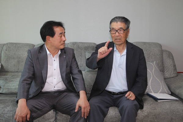 ▲ 송기섭 진천군수가 11일 도내 유일 생존 애국지사인 오상근 옹의 가정을 직접 방문하고 위로했다.ⓒ진천군