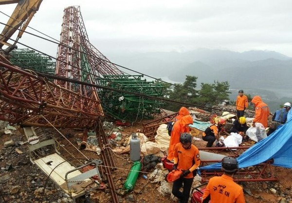 ▲ 지난 10일 오후 2시57분쯤 충북 제천시 청풍면 도곡리 비봉산 정상에서 케이블카 설치작업을 하던 중 가설삭도가 넘어지면서 2명이 사망했다. 사진은 119구조대가 긴급 출동, 사고현상을 수습하고 있다.ⓒ충북소방본부