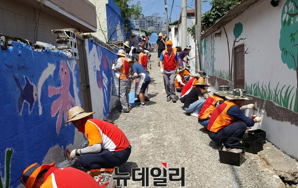 SK 울산Complex 직원들이 공장 인근 마을의 벽화 그리기 봉사활동을 진행하고 있다.ⓒSK