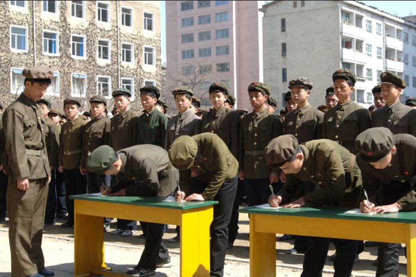 ▲ 북한 김정은 정권은 무슨 일만 있으면 선전매체를 동원해 "100만 명이 자원입대를 신청했다" "300만 명이 자원입대를 신청했다"는 등의 거짓 선전을 해댄다. 사진은 2013년 4월 1일 北선전매체 '우리민족끼리'가 게재한 자원입대 탄원 서명 장면. ⓒ北선전매체 '우리민족끼리'-조갑제 닷컴 화면캡쳐.