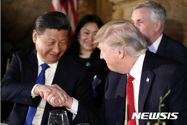 ▲ 지난 4월 정상회담에서 악수를 하는 트럼프 美대통령과 시진핑 中국가주석. 북한에 대한 입장 차이는 여전해 보인다. ⓒ뉴시스. 무단전재 및 재배포 금지.