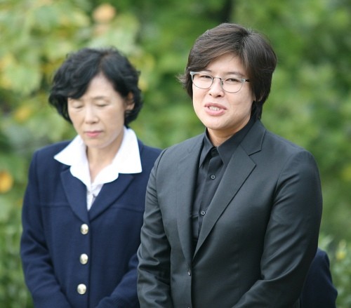 ▲ 갑산공원에서 치러진 고 최진실 1주기 추모식에서 유가족들과 지인들을 대신해 인사말을 전하고 있는 이영자. 좌측에 고인의 어머니 정옥숙씨의 모습도 보인다. ⓒ 뉴데일리