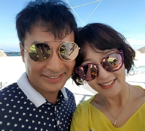 ▲ 갑산공원에서 치러진 고 최진실 1주기 추모식에서 유가족들과 지인들을 대신해 인사말을 전하고 있는 이영자. 좌측에 고인의 어머니 정옥숙씨의 모습도 보인다. ⓒ 뉴데일리