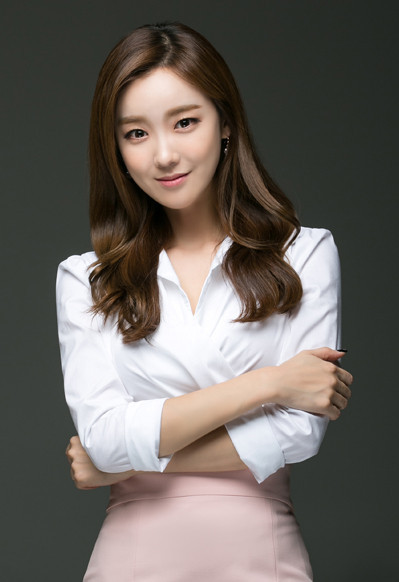 ▲ 갑산공원에서 치러진 고 최진실 1주기 추모식에서 유가족들과 지인들을 대신해 인사말을 전하고 있는 이영자. 좌측에 고인의 어머니 정옥숙씨의 모습도 보인다. ⓒ 뉴데일리