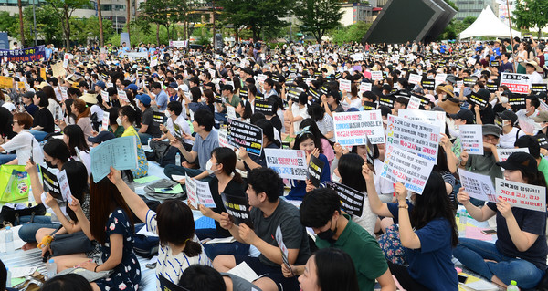 ▲ '전국 중등 예비교사 외침'이 12일 청계천한빛광장에서 집회를 열었다. ⓒ뉴시스