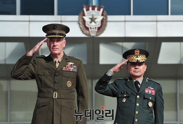 ▲ 조지프 던포드 미국 합동참모본부의장(사진 왼쪽)이 14일 청와대에서 문재인 대통령을 접견한다. 사진은 지난 2015년 11월 방한해 우리 군의 이순진 합참의장(오른쪽)과 함께 한미연합사령부의 의장대를 사열하고 있는 던포드 의장의 모습. ⓒ뉴데일리 정상윤 기자