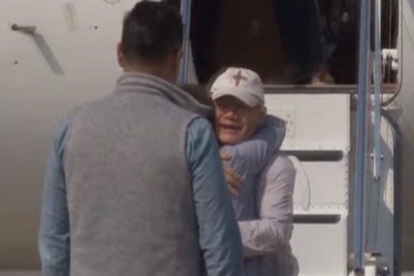 ▲ 북한에 31개월간 억류됐다 최근 풀려난 한국계 캐나다인 임현수(62) 목사가 12일(현지시간) 캐나다에 도착해 가족들과 재회했다. 사진은 캐나다 트렌튼 기지에 도착한 임현수 목사가 가족과 재회하는 모습.ⓒ캐나다 'CBC' 보도영상 화면캡쳐