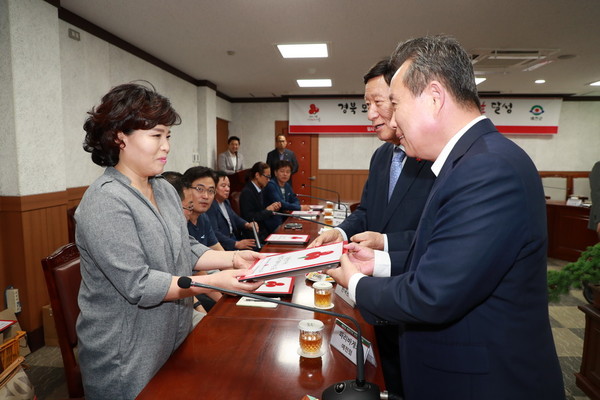 ▲ 예천군은 지난 11일 군청 영상회의실에서 경북사회복지공동모금회 관계자 및 착한가게 신규가입자들이 참석한 가운데 착한가게 현판 전달식을 개최했다.ⓒ예천군