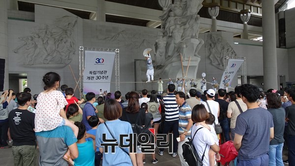 ▲ 광복절 72주년을 앞둔 13일 충남 천안 독립기념관 겨례의 집에서 전국에서 찾아온 사람들이 민속공연을 보고 있다.ⓒ김정원 기자