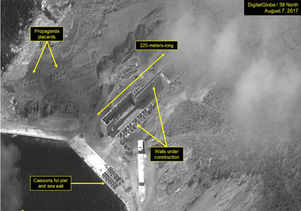 ▲ 북한이 무엇인가 건설 중인 모습. 거대한 강당처럼 보이는데 잠수함 건조시설일 수도 있다. ⓒ美38노스 화면캡쳐-美디지털 글로브 제공.