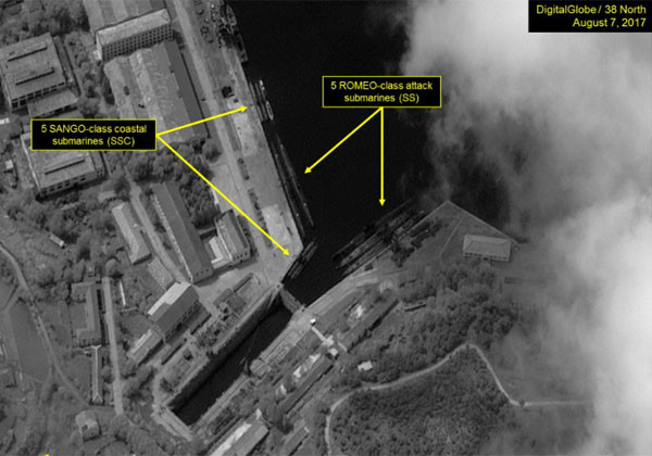 ▲ 북한 해군의 동해 최대 잠수함 기지가 있는 마양도 일대 위성사진. 상어급 잠수함과 로미오급 잠수함이 정박해 있다. ⓒ美38노스 화면캡쳐-美디지털 글로브 제공.